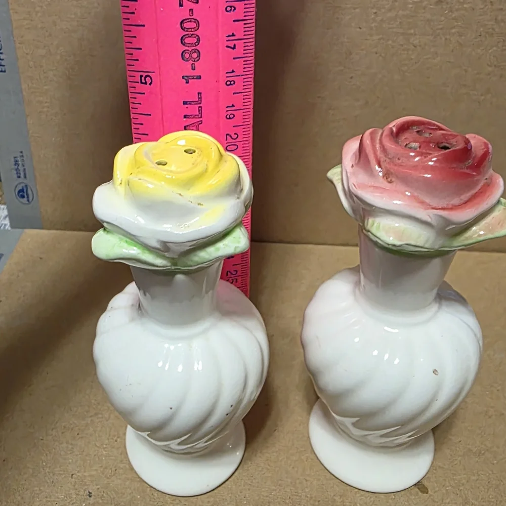 Vtg Rose Budvase Salt Pepper Shaker Set #175